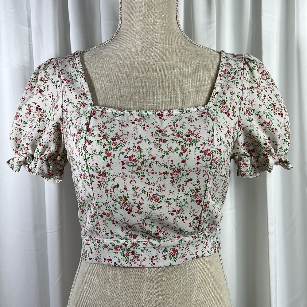💥💥Shein S White Floral Crop Top